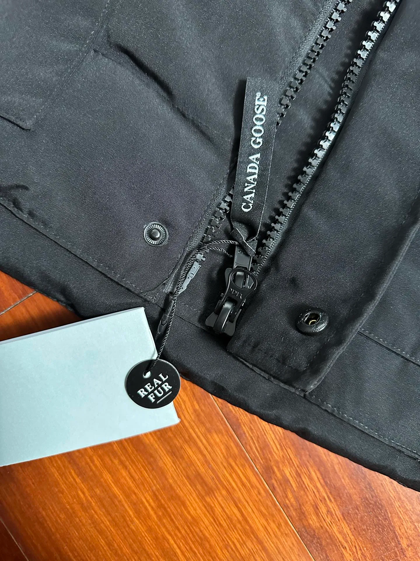 P520 Canada Goose down vest, dark gray and versatile, warm and stylish, easily adaptable to many styles, great for layering in autumn and winter~ There is only one protagonist in autumn and winter every year, and that is the goose. Any other category is a supporting role. Super stylish, simple and versatile, a must-buy item in autumn and winter. This excellent down vest can be freely layered with various clothes, it can be worn with T-shirts, sweaters, sweaters, and thin cotton, and it is made of wear-resistant fabric without being pretentious! Color: black, gray, white Size: XS, S, M, L, XL, XXL